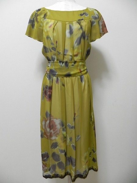 女性らしい雰囲気が漂う。エレガントなユキトリイのワンピースを買取しました