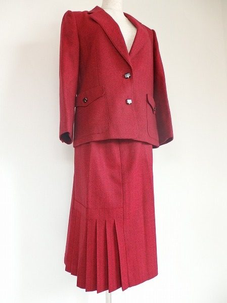 真っ赤な色合いが目を引く、上品で鮮やかなレリアンのツーピースを買取しました