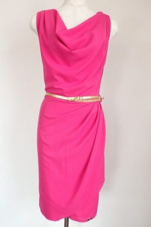 ゆるやかなドレープが女性らしさを演出。リナシメントのベルト付ワンピース