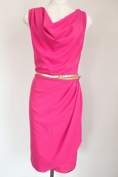 ゆるやかなドレープが女性らしさを演出。リナシメントのベルト付ワンピース