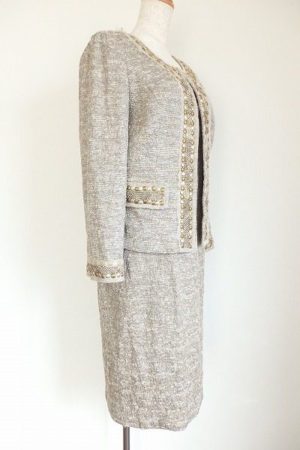 装飾が上品で華やか！セントジョンのベージュワンピーススーツを買取しました