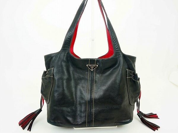 定番の黒バッグも、プラダなら黒×赤の変化球！個性を求める貴方に