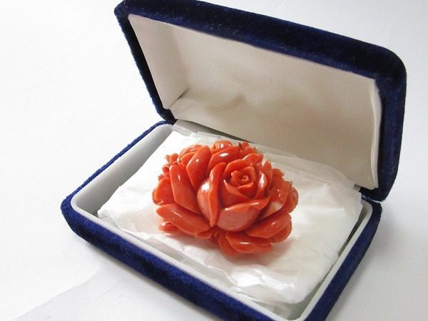 キラキラだけが宝石じゃない！魅惑的な質感が目を惹くサンゴのブローチ。