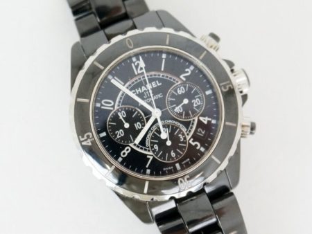 シャネルの腕時計の定番！J12のクロノグラフのブラックを選んで、手元をハードに演出