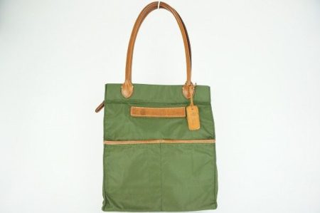 近年大流行中のフェリージのショルダーバッグで、シックでクラシックな装いを