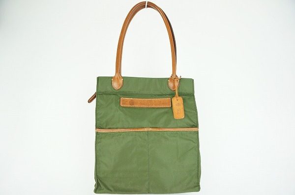 近年大流行中のフェリージのショルダーバッグで、シックでクラシックな装いを