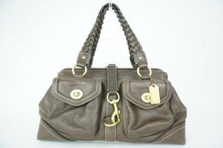 品質随一のコーチ！ちょっとハードな印象のバッグでコーディネートにアクセントを