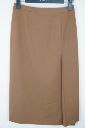 長めの着丈で上品に！上質でシンプルなデザインで長く愛用出来るロエベのスカートを買取しました