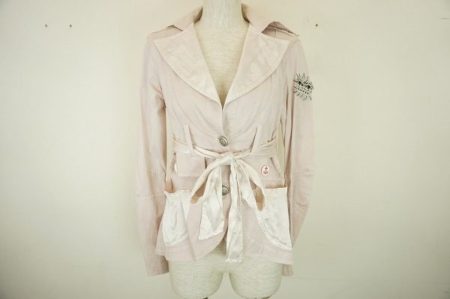 派手すぎないピンクがスマートに合わせられる　リナシメントのライトジャケット