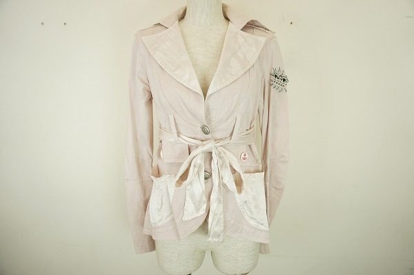 派手すぎないピンクがスマートに合わせられる リナシメントのライトジャケット