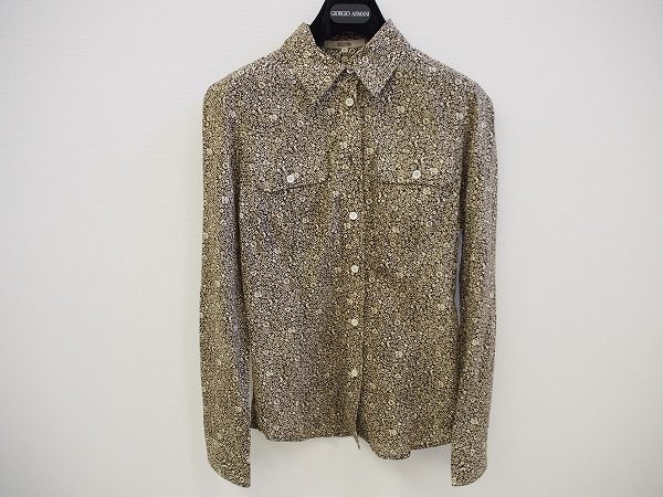 マイケルコースの小花柄×ブラウンのシャツで大人かわいい装いを完成