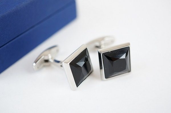 ブラックストーンがカッコいい！スワロフスキーが手掛けるカフス
