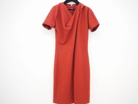 デザイン性のある真っ赤なカラーが目を引く。グッチのワンピースを買取しました