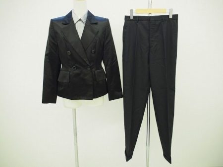 パーティーにも着られるイヴサンローランの希少なタキシードパンツスーツ
