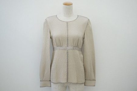 落ち着いた雰囲気を醸し出す。ルイヴィトンのシルク素材のブラウス