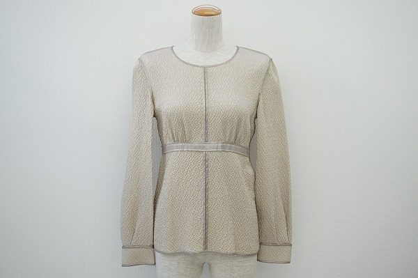 落ち着いた雰囲気を醸し出す。ルイヴィトンのシルク素材のブラウス