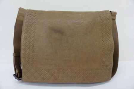 気取らない高級感はさすが！ボッテガヴェネタのショルダーバッグ。