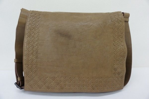 気取らない高級感はさすが！ボッテガヴェネタのショルダーバッグ。