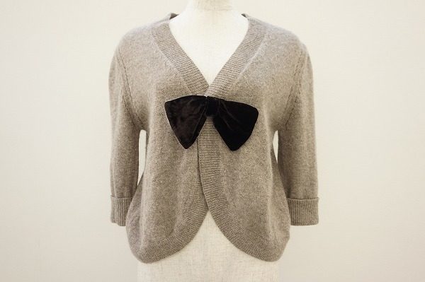 マークバイマークジェイコブスの着丈短めのカーディガンで、レトロ＆快活に！