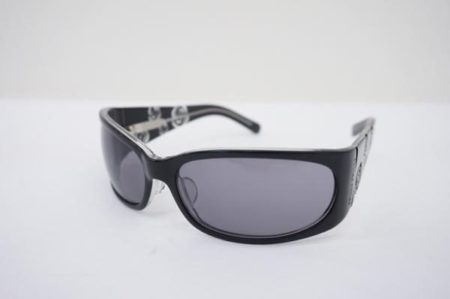 テンプルの花柄が横顔をキュートに演出してくれる、ミュウミュウのサングラスです