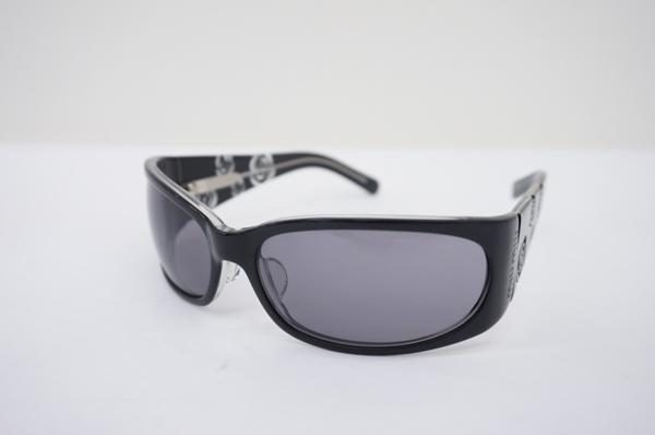 テンプルの花柄が横顔をキュートに演出してくれる、ミュウミュウのサングラスです