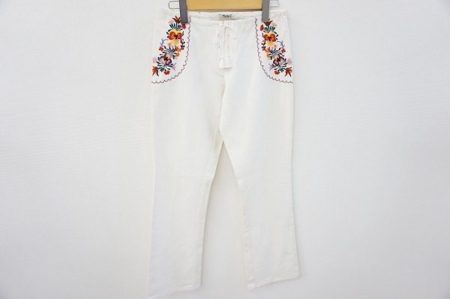 可愛らしいデザインが施されているミュウミュウのレディース向けパンツ