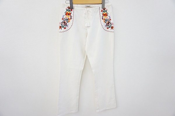 可愛らしいデザインが施されているミュウミュウのレディース向けパンツ