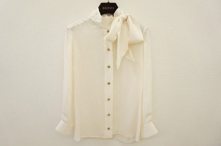 デザインに動きが感じられる。グッチのシルク製のボウタイブラウスを買取しました