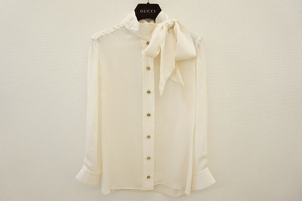 デザインに動きが感じられる。グッチのシルク製のボウタイブラウスを買取しました