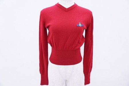 ヴィヴィアン・ウエストウッドらしいシルエットの赤いセーターで誰よりも個性的に！