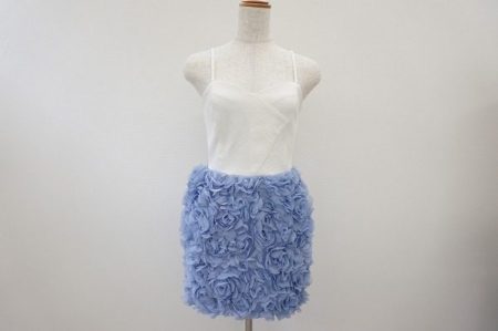 バラを咲かせたボトムがとってもキュート　リリーブラウンのワンピース