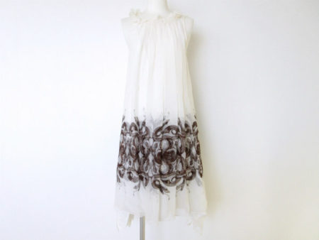 大胆な背中開きに釘付け！エレガントでフェミニンなトーマスワイルドのワンピース