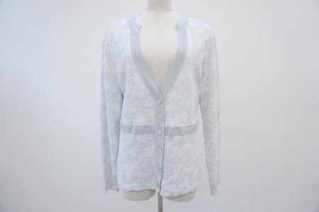 シルバーでさりげなく描かれた花柄が上品さを演出。フェラガモのフェミニンなカーディガンをお売り頂きました