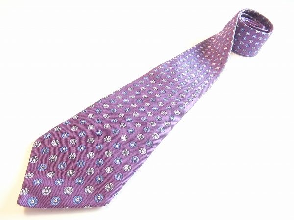 華やかな小花柄のポール・スチュアートのネクタイは、合わせやすいアイテム