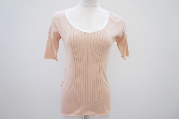 ボディラインが綺麗に見える。ピンクの色合いもキュートなプラダのカットソー