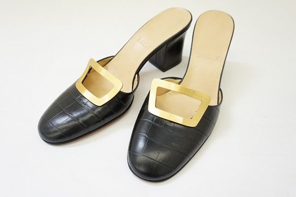 大人かわいい系のテイストが光る。バリーのコーディネートしやすいミュール