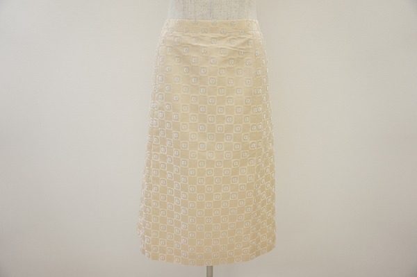 女性らしさと存在感あふれるジバンシィのスカートで、是非女子会へ!