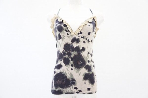 大胆な配色と洗練された女性らしさ。レッドヴァレンティノのキャミソール