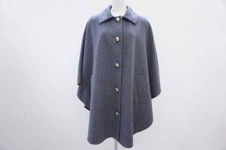 ロゴ入り金ボタンがアクセント！贅沢素材がうれしいルイヴィトンのマント