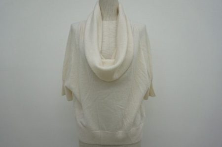 オフタートルが印象的なダナキャランのカシミアニットを買い取り致しました