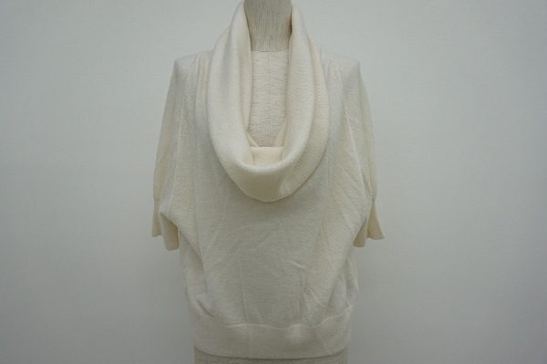 オフタートルが印象的なダナキャランのカシミアニットを買い取り致しました