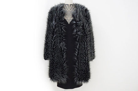 パーティコーデが完成するタダシショージのシックなブラックワンピ＆アウター