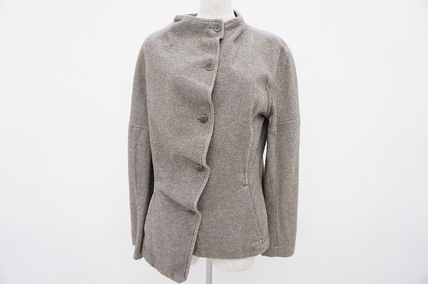 アーティスティックな装いに。インポートブランド、リリットの変形ジャケット