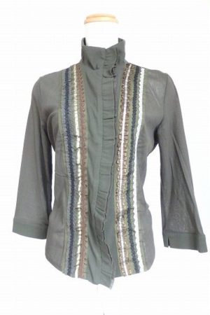 細かいディテールで差をつけて！ナチュラルなカーキがポイント、リツコハラシマのカットソー