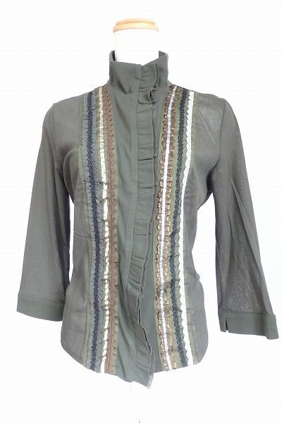 細かいディテールで差をつけて！ナチュラルなカーキがポイント、リツコハラシマのカットソー