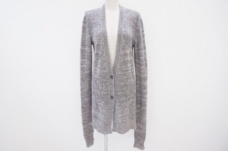 シンプルさに拘りを持つ人にぴったりのマルタンマルジェラの柔らか素材のカーディガン