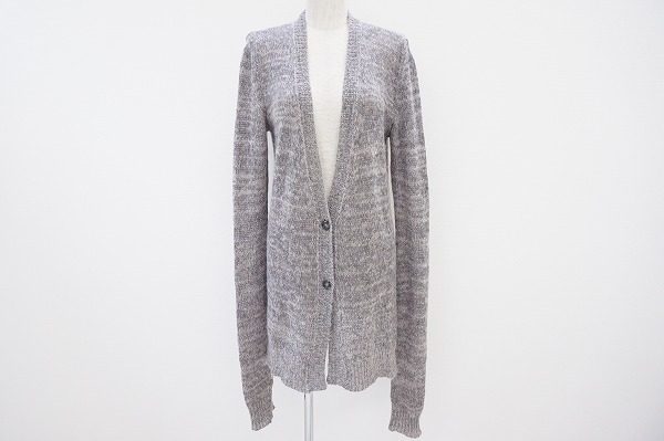 シンプルさに拘りを持つ人にぴったりのマルタンマルジェラの柔らか素材のカーディガン