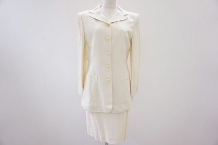 漂うクラス感とエレガンス。ミスアシダの麻混素材のスカートスーツ。