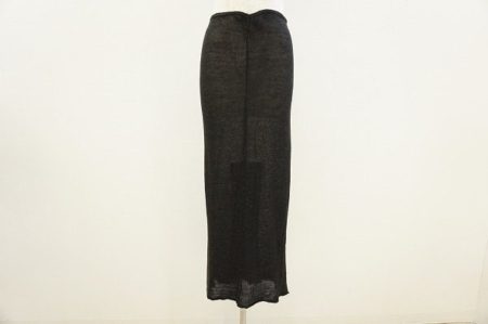 ニット素材が新鮮でちょっとセクシー。ワイズのロングスカート。