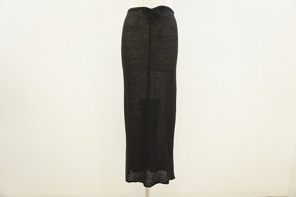 ニット素材が新鮮でちょっとセクシー。ワイズのロングスカート。